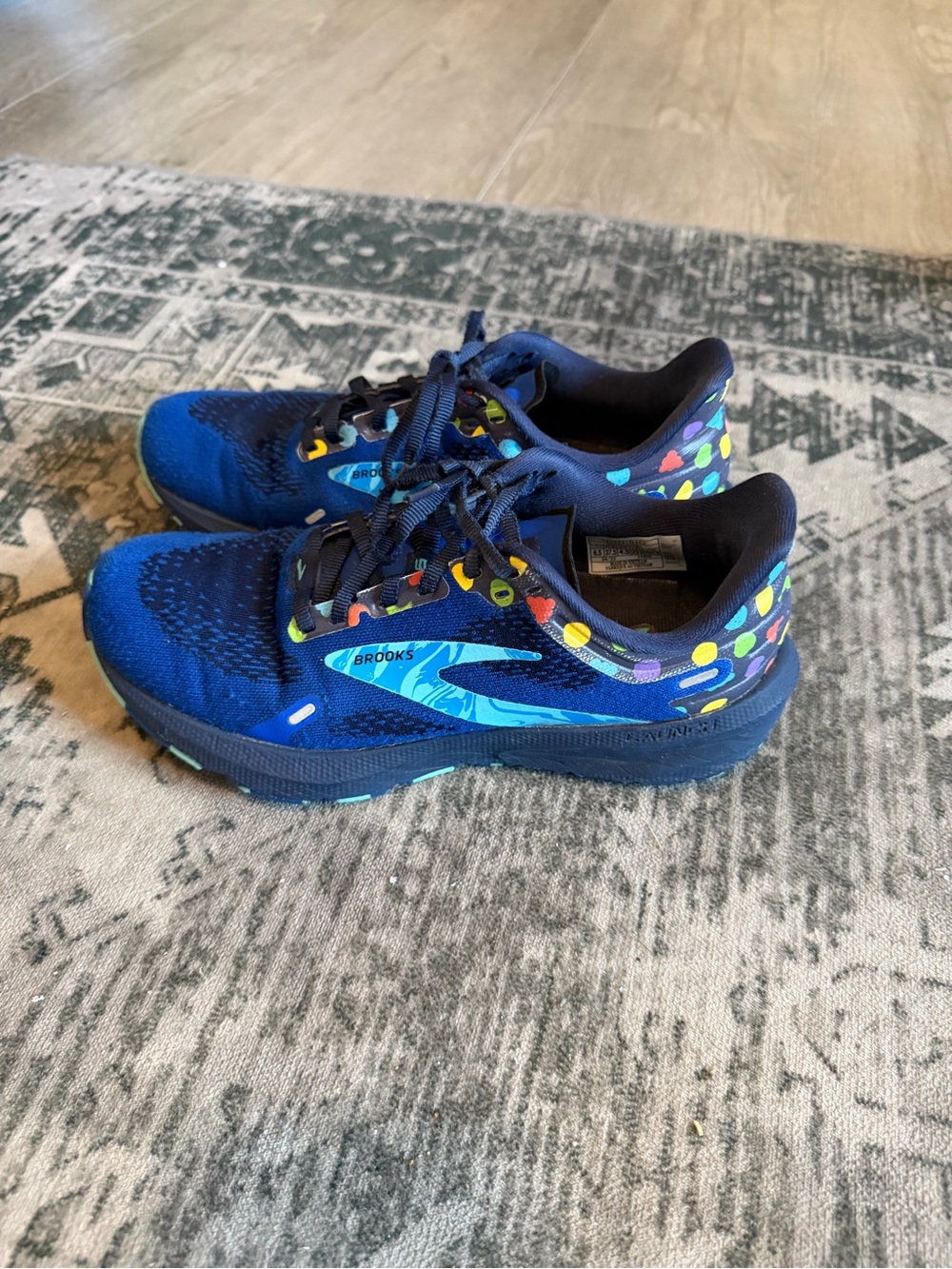 Brooks women’s Navy Blue Sneakers with Multicolor Dot Accents size 6.5